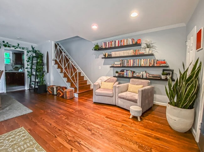 Building Photo - Gorgeous 3 Bed 1.5 Bath Brick Home with La...