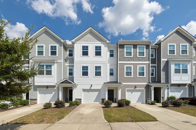 Building Photo - **Spacious 3bd/3ba Townhome in Raleigh**
