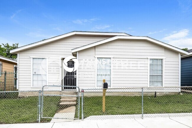 Building Photo - 3 Bedroom Pet-Friendly Home in DALLAS, TX with Main Street Renewal