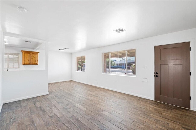 Photo - 528 W 18th St