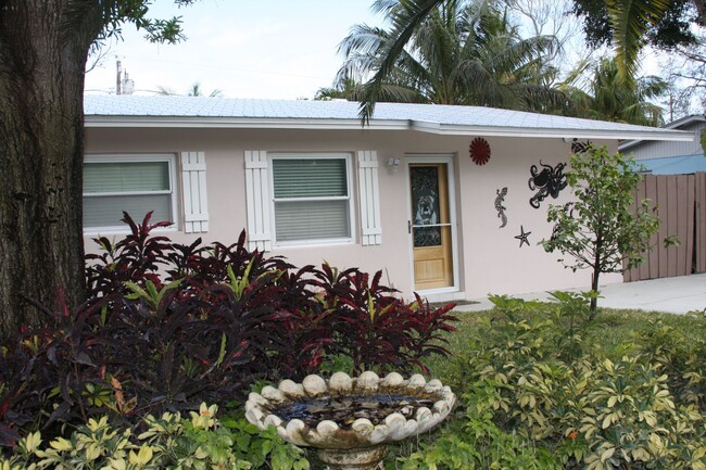 Spacious 4/3 FURNISHED POOL home with room... - Spacious 4/3 FURNISHED POOL home with room...