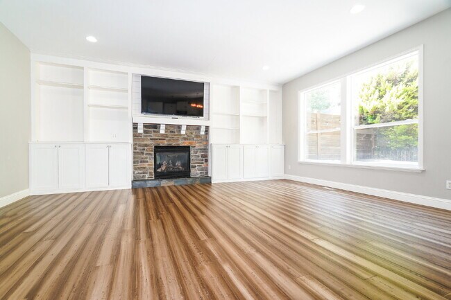 Echo Falls Executive Retreat | Hot Tub | Detached Office | Landscaping Included- AVAILABLE NOW FO...