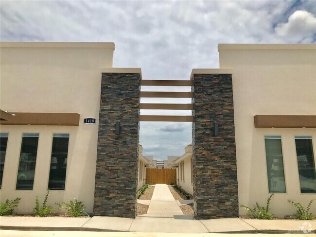 Building Photo - 1511 Coyote Hls Unit 3 Rental