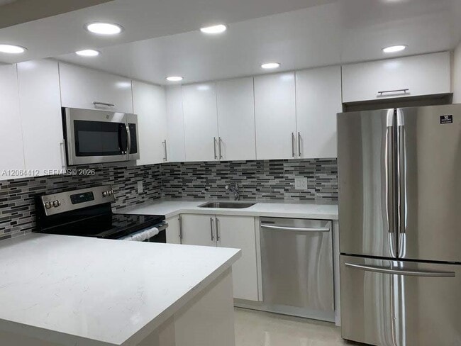 Building Photo - 8290 Lake Dr Unit 209