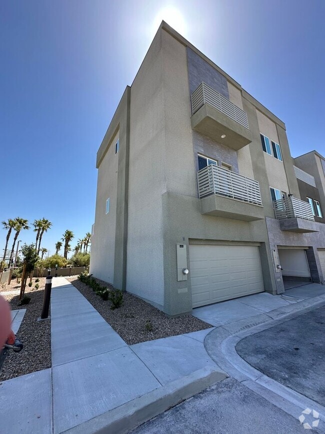 Building Photo - Your Dream Home Awaits: Spacious Summerlin...