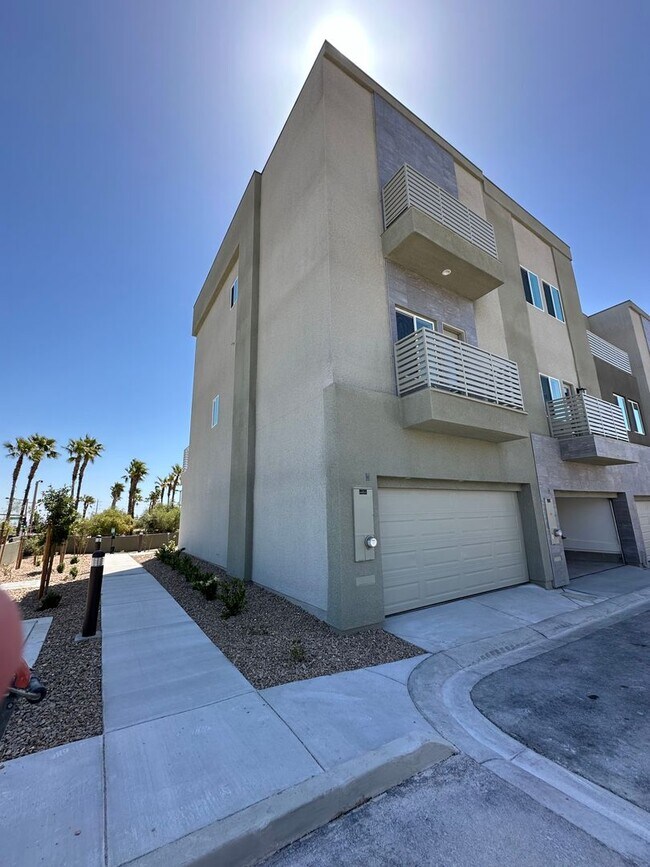 Building Photo - Your Dream Home Awaits: Spacious Summerlin...