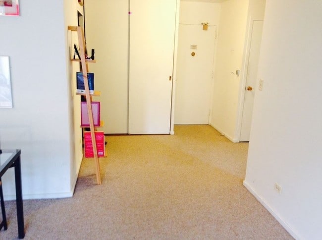 Foyer - 1500 Chicago Ave