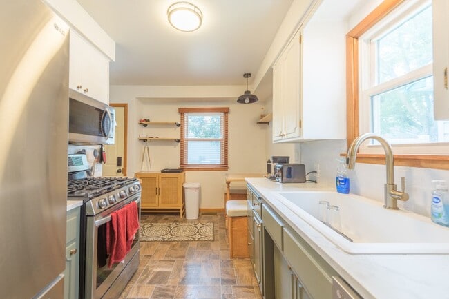 Photo - awesome 2 bed 1 bath Pet Friendly in Minneapolis Available for Lease