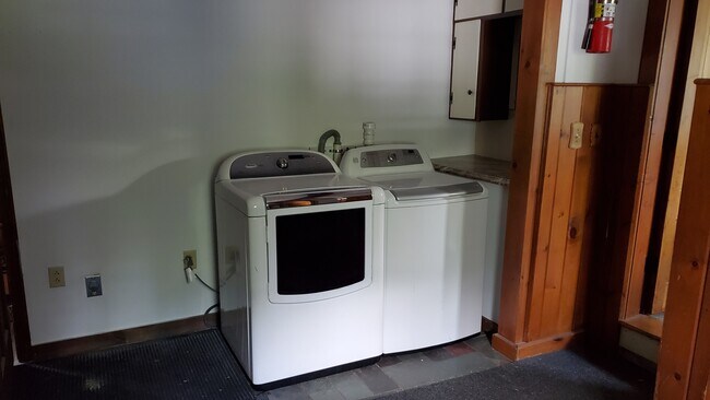 Mud Room w/ Laundry - 416 Center St Unit House