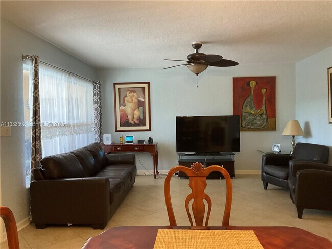 Photo - 100 SE 6th Ave Unidad 203