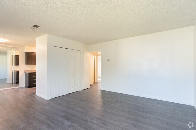 2BR, 1BA - 890SF - Polo Run