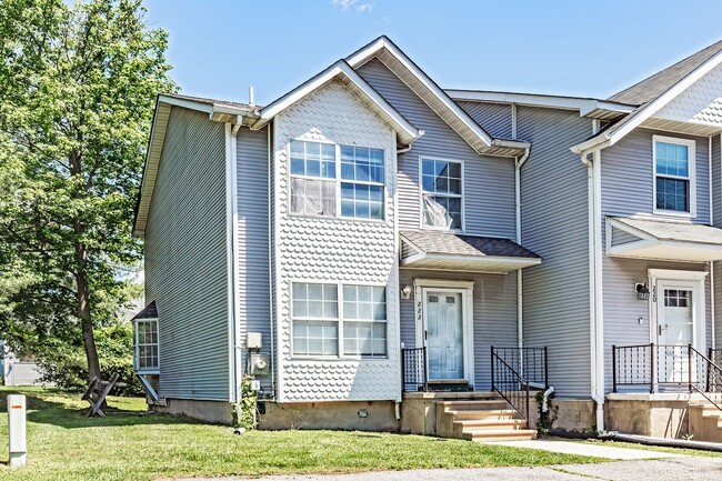Building Photo - 2 bedroom, 2.5 bath end unit townhome in Newark