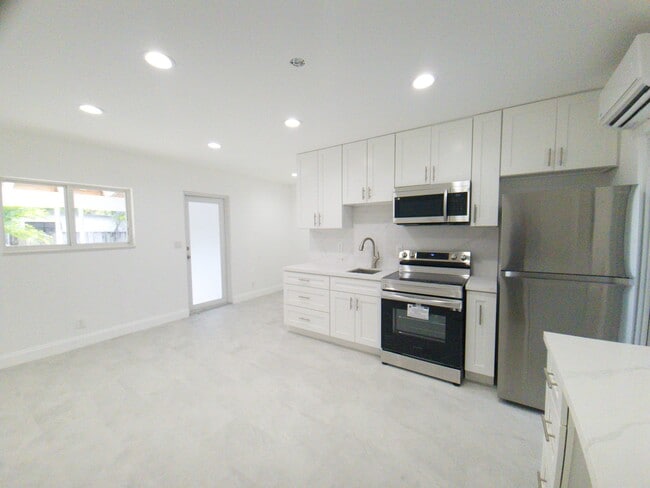Building Photo - 19 SE 12th Ave Unit 2