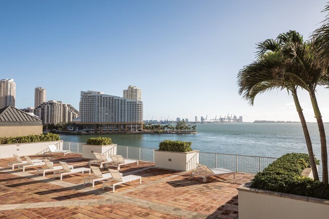 Yacht Club at Brickell Apartments