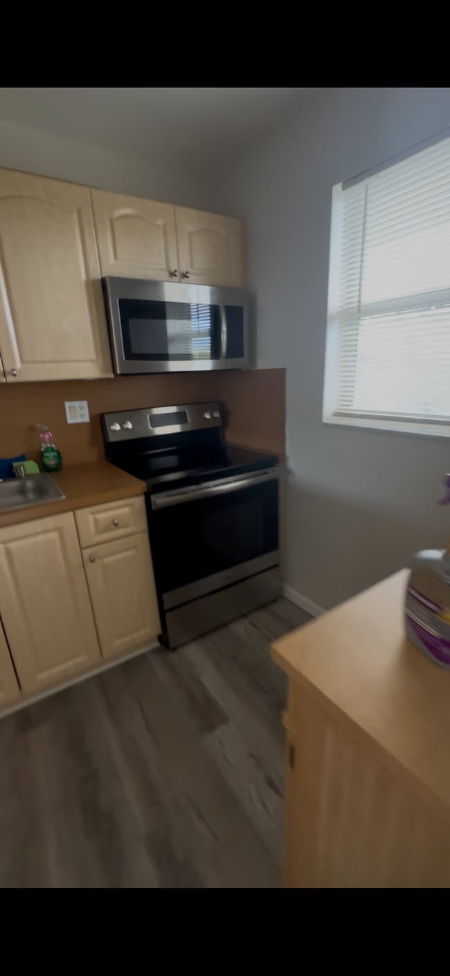 Kitchen - 220 SW 9th Ave Unit 419