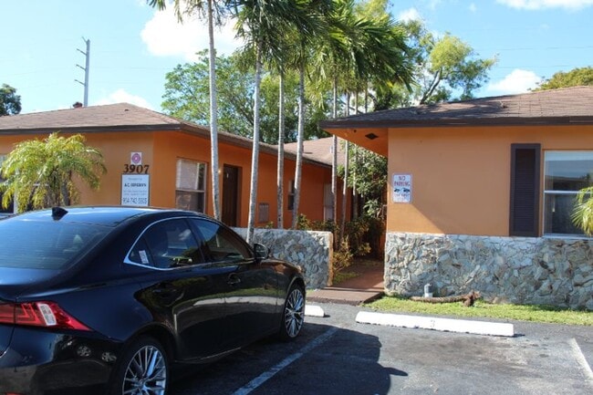 Building Photo - 3907 Unit 2