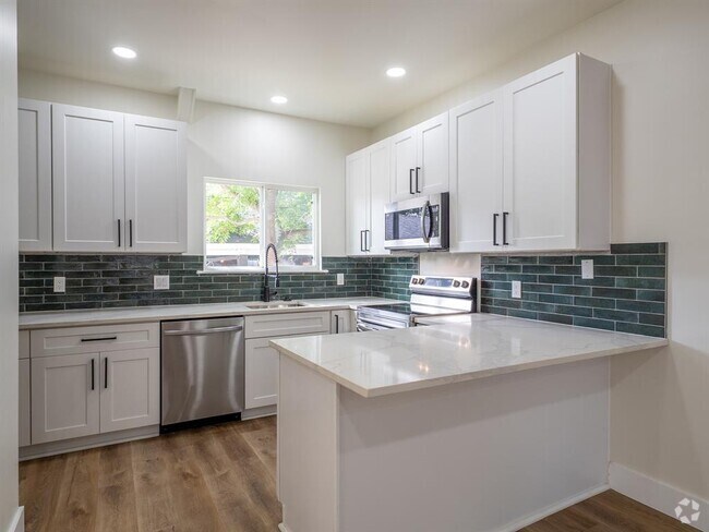 Building Photo - 210 Mockingbird Ln W Unit 3 Rental