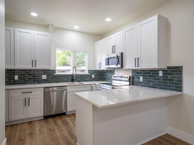 Building Photo - 201 Mockingbird Ln W Unit 4 Rental