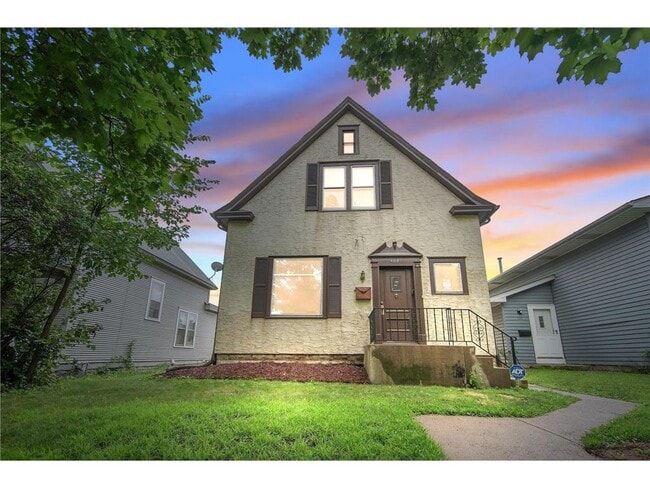 Photo - 804 Hawthorne Ave E