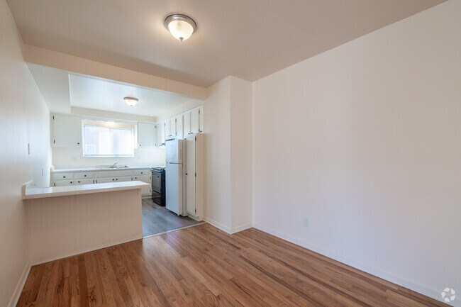 1BR, 1BA - 755SF - Dining Room