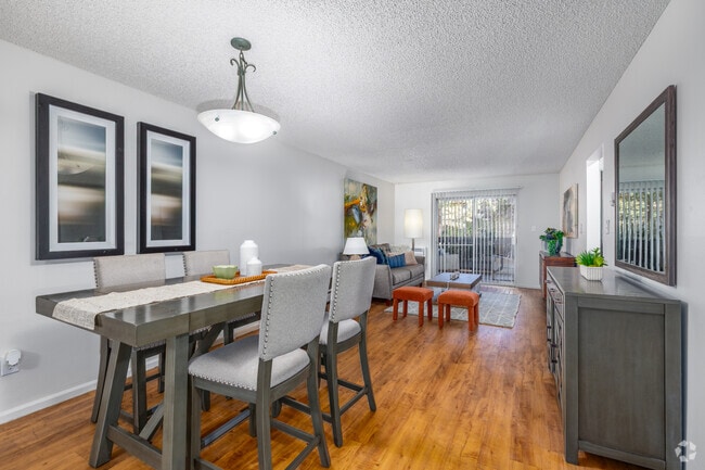 B2 1BR, 1BA - 740SF - Dining / Living room