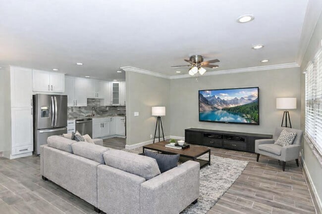 Building Photo - 864 Normandy R Unit 864