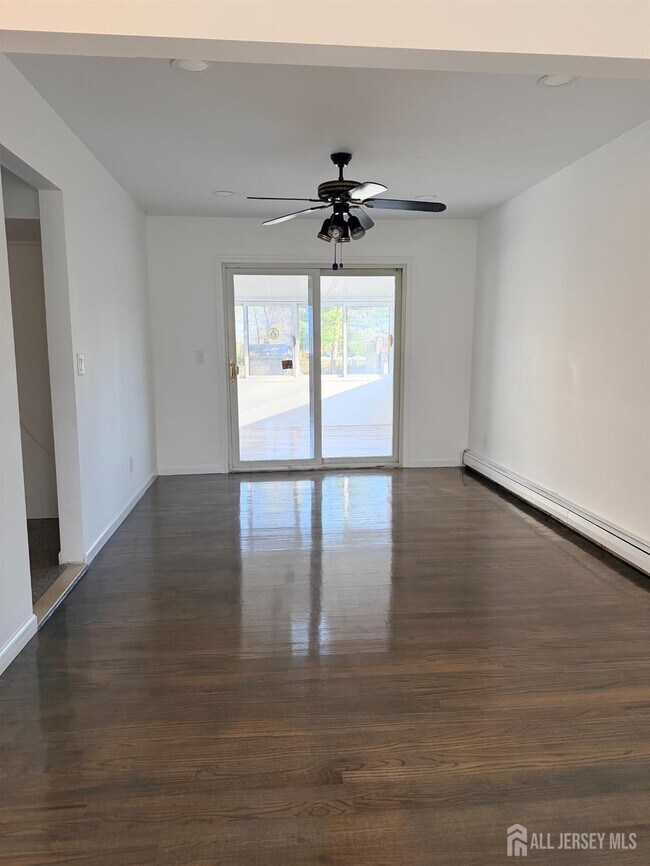 Photo - 2460 Woodbridge Ave