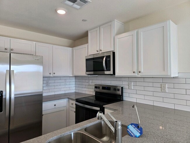 Building Photo - Beautiful Modern Townhome in the Northwest...