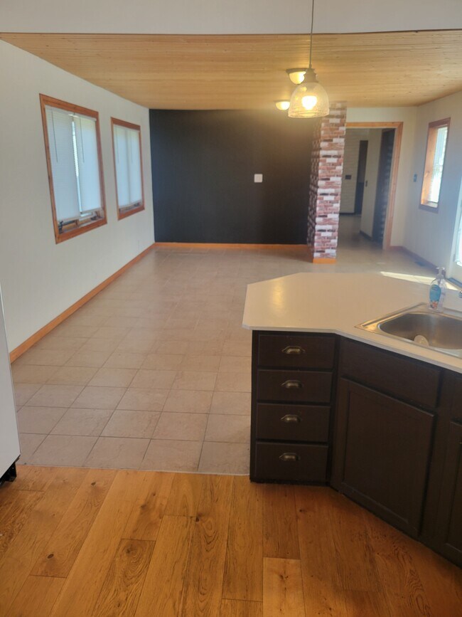 Photo - 913 2nd St SE