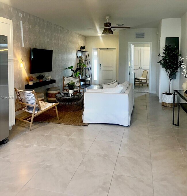 Photo - 453 NE 13th St