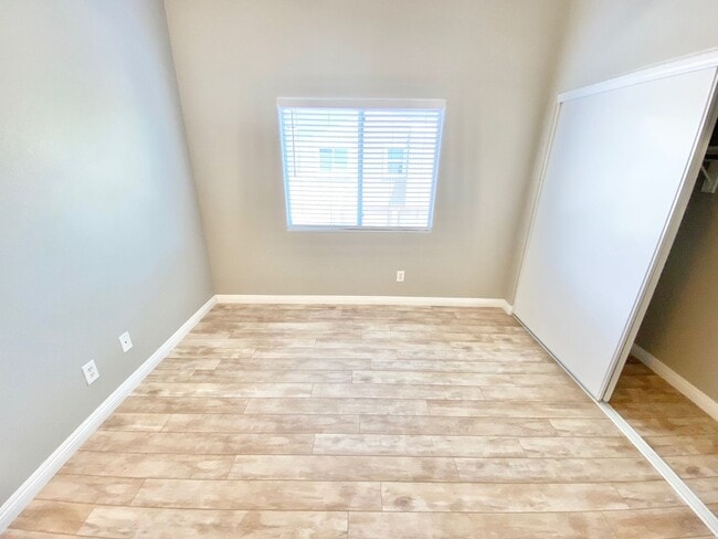 Building Photo - Spacious 2-bedroom corner unit with vaulted ceilings and open floorplan near Summerlin