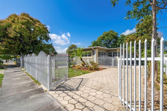 Photo - 3123 SW 25th Ter Unit 0