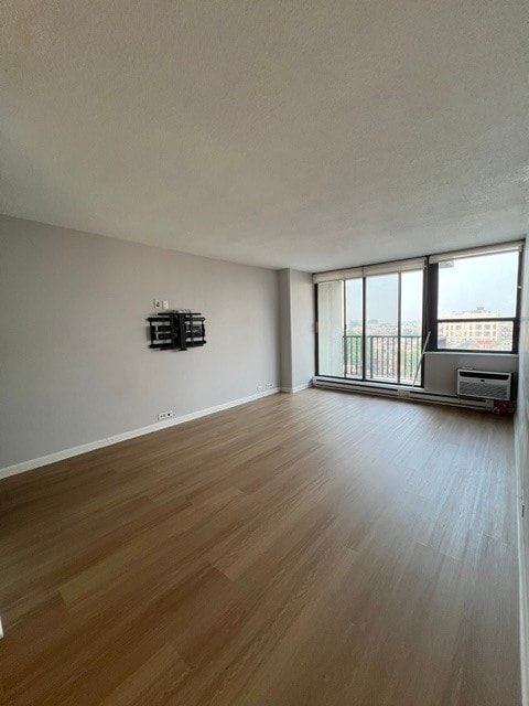 Living room - 2740 N Pine Grove Ave Unit 9