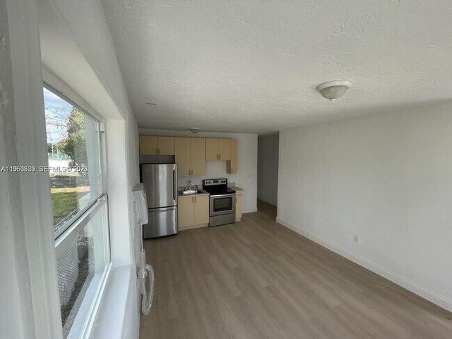 Photo - 767 NW 35th St Unidad 2