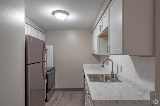 2BR, 1BA - 835SF - Kitchen - Creekside Village Apartments