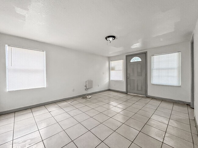 Photo - Spacious Tampa Home for Rent | Great Location & Large Yard! 3bed |2bath