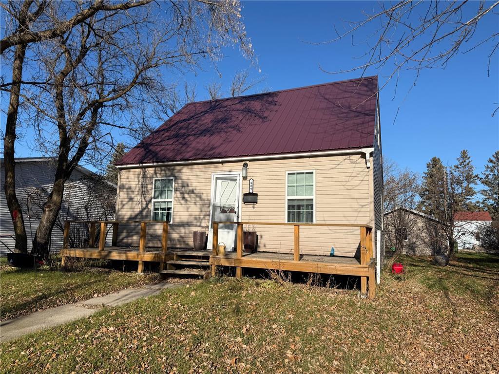 Photo - 809 Center St E