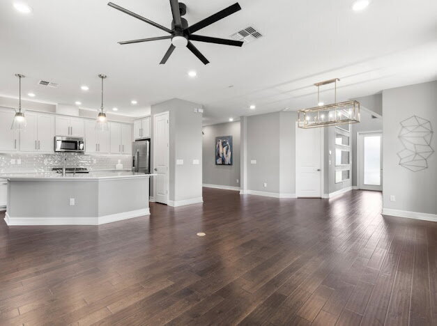 Photo - "Estancia 3-Bed Sanctuary with Granite Finishes and Scenic Views in Wesley Chapel"