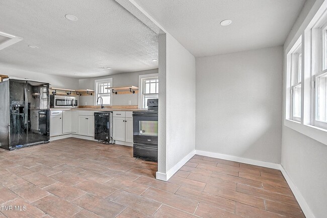 Photo - 1570 Granby Rd