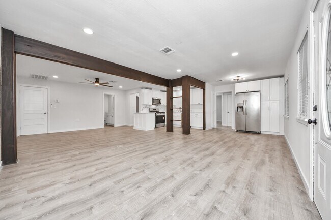 Photo - 302 County Park Dr