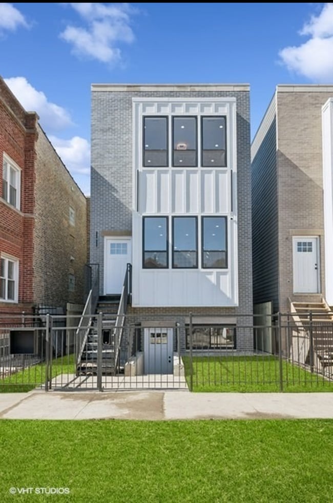 Building Photo - Stunning 3b2b Apartment in Humboldt Park Unit 2