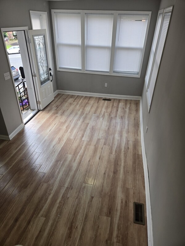 Photo - 5047 Diamond St