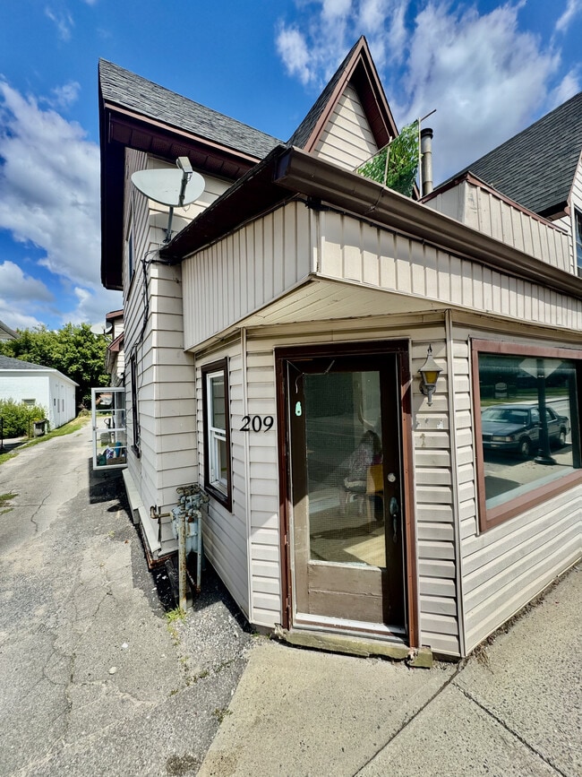 Building Photo - 209 Prescott St Unit A