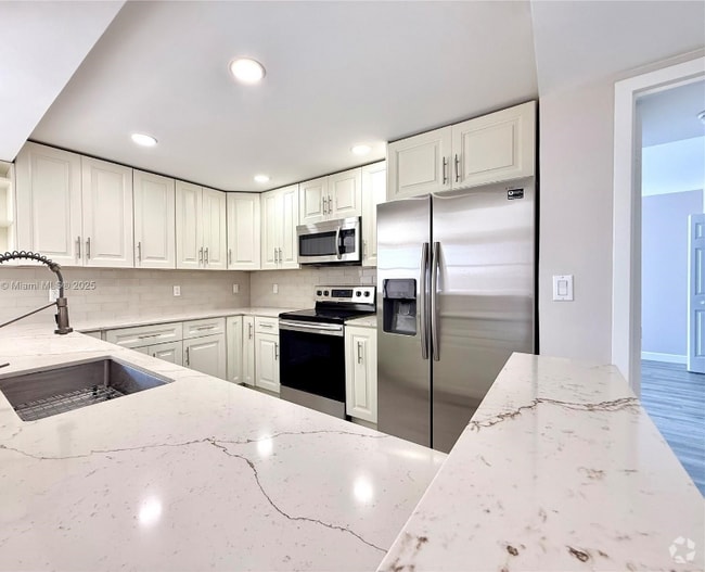 Building Photo - 800 Parkview Dr Rental