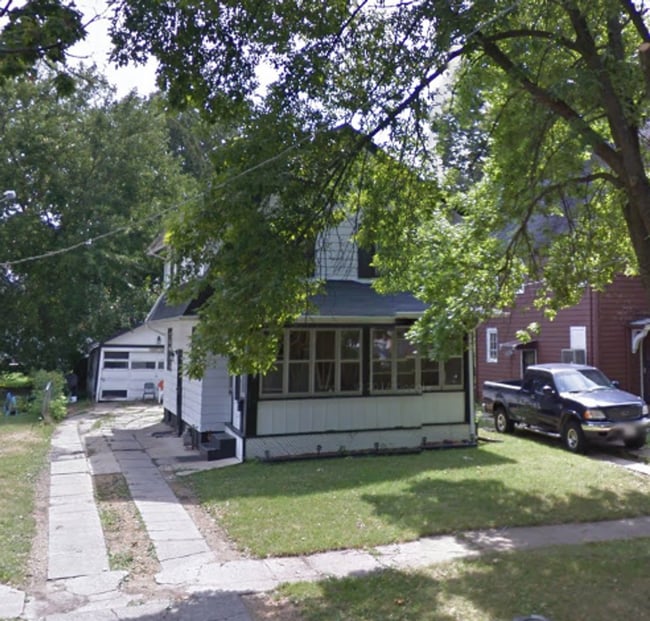 Building Photo - 2 Bedroom House