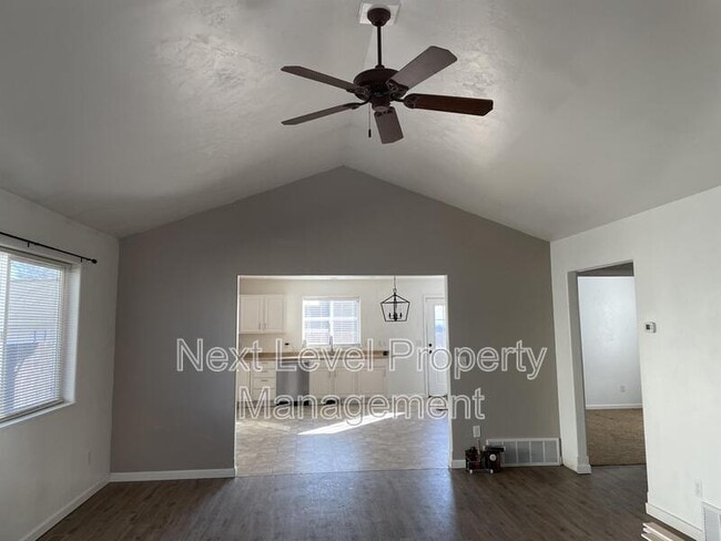 Photo - 735 7th Ave E