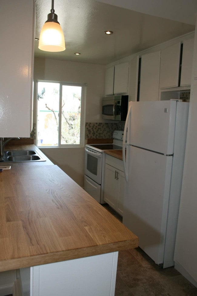 Photo - 400 N Acacia Ave Unidad B22