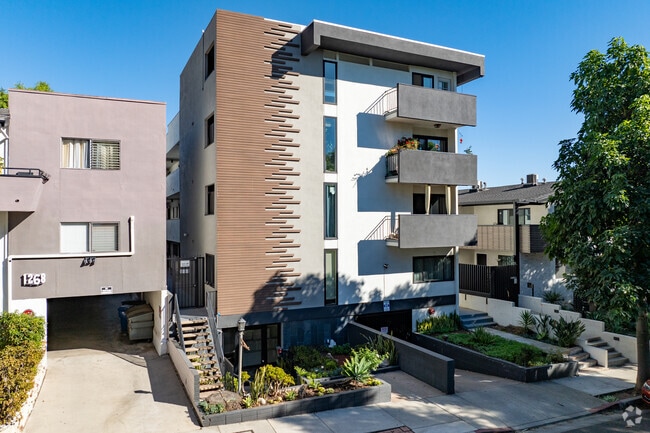 Foto principal - 1264 N Sweetzer