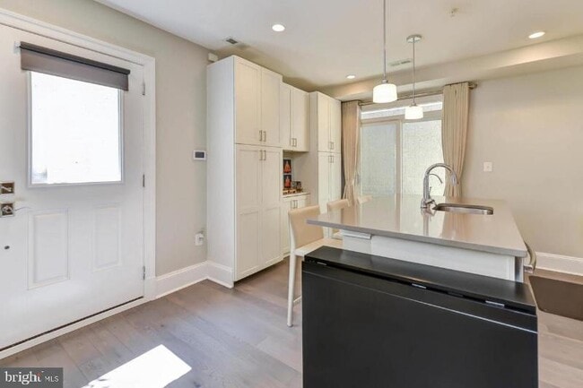 Building Photo - 3921 Fulton St NW Unit 5