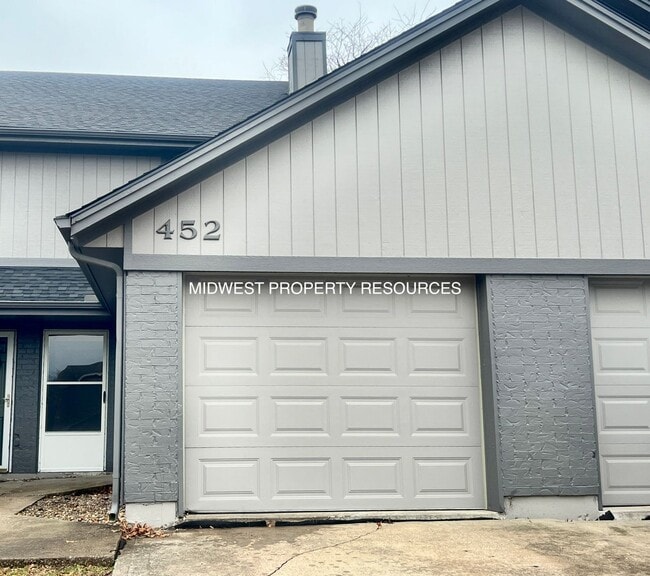 Building Photo - Beautiful 2 Bedroom Townhome with Updated Kitchen